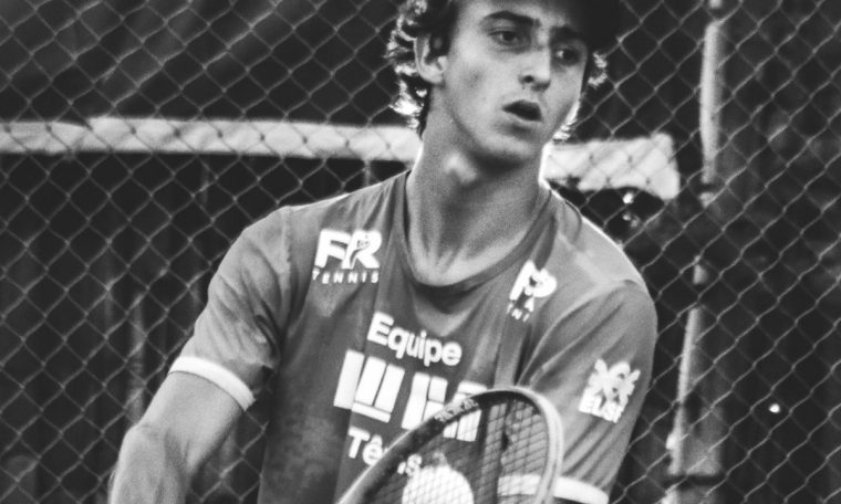 Florianopolis's young tennis player won a scholarship in the United States and wants to follow in the footsteps of Guga Kuerten.  Sneakers