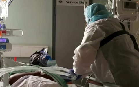 Enfermeira sul-africana cuida de paciente internado com coronavírus