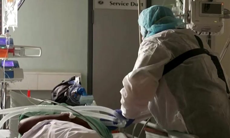 Enfermeira sul-africana cuida de paciente internado com coronavírus