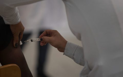 Vacina contra a covid-19 sendo aplicada