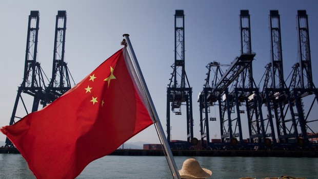 The flag of China hanging on a cargo ship in Shenzhen Port;  China's economy;  China's GDP;  Chinese GDP;  China's economic growth;  (Photo: Daniel Berehulak/Getty Images)