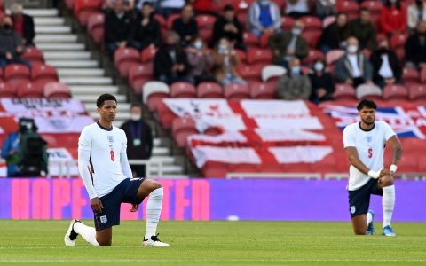 Jogadores da Inglaterra ajoelham em protesto