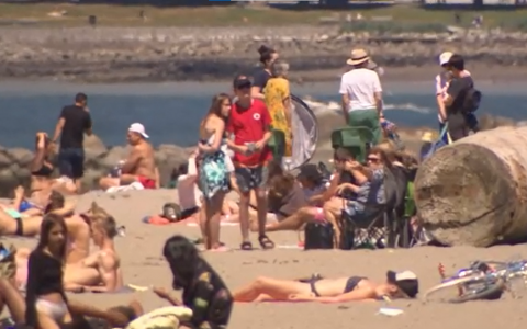 Pessoas em praia de British Columbia, no Canadá, durante onda de calor