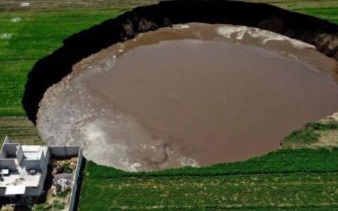 The crater in Mexico reaches 120 meters and swallows houses and dogs