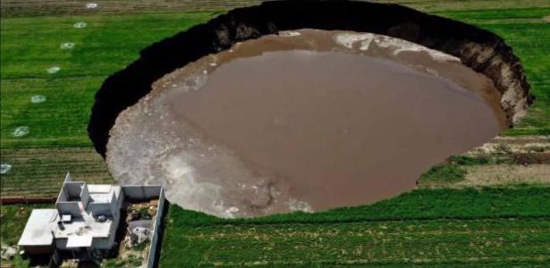 The crater in Mexico reaches 120 meters and swallows houses and dogs