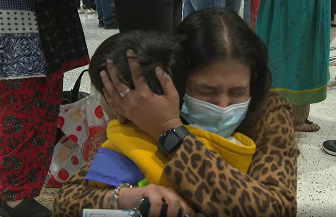Mother finds her son after two years due to pandemic (Photo: Reproduction/SBS News)