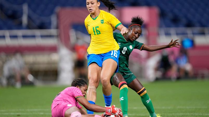 Bea Zanerato brawls ball with Zambian goalkeeper Hazel Nalik