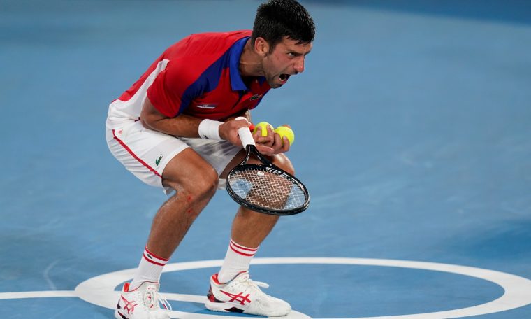 Djokovic se irrita ao errar lance contra Alexander Zverev em semifinal em Tóquio