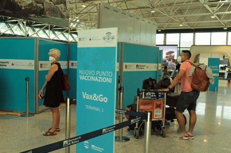 Anti-Covid vaccination queues at Fiumicino airport (Photo: Ansa)