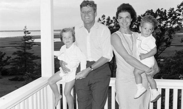 President John Kennedy and First Lady Jacqueline Kennedy with their children, Caroline and John, pose on a porch in Hyannis Port, Massachusetts, August 4, 1962 Photo: Cecil Stoughton / John F. Kennedy Presidential Museum