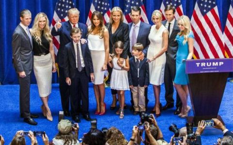 From left, Eric Trump, Lara Yunaska, Donald Trump, Barron, Melania, Vanessa Hayden, Kai Madison, Donald Trump Jr., Donald John Trump III, Ivanka Trump, Jared Kushner and Tiffany Trump pose on stage after their candidacy is announced Huh.  Photo of the presidency in New York in June 2015: Christopher Gregory / Getty Images