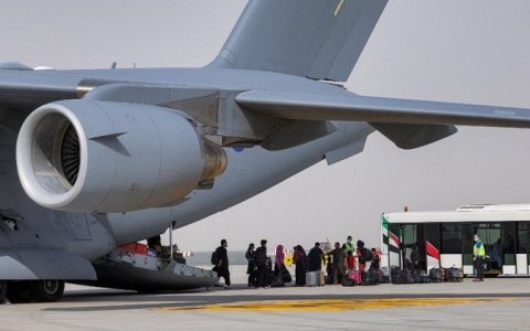 Estrangeiros e afegão são resgatados por aviões militares desde a tomada de Cabul pelo Talibã