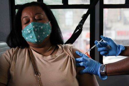 Vaccine Panel: Brazil ranks 64th in global rankings and 4th in total dose