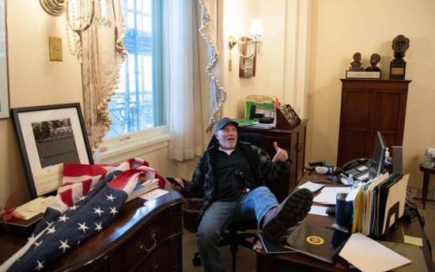 Richard Barnett, 66, was arrested on September (8) for participating in the invasion of the US Capitol in Washington.  Supporters of President Donald Trump are the same man who is seen in the pictures sitting with their feet at a table in the office of US House Speaker Nancy Pelosi Photo: Saul Loeb / AFP