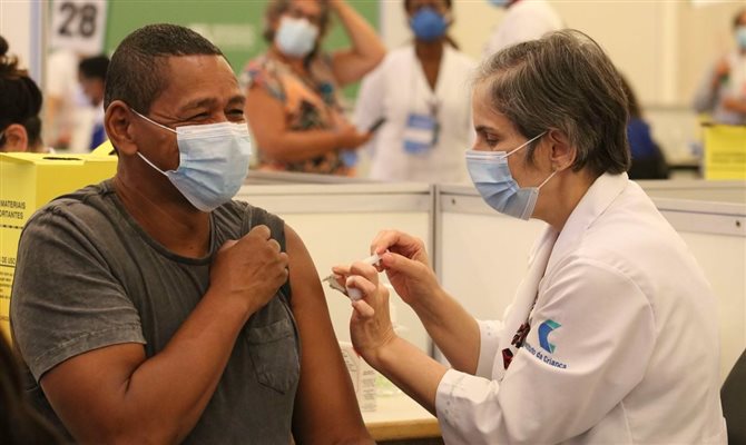 O programa de vacinação brasileiro não está entre os aceitos pelo Reino Unido