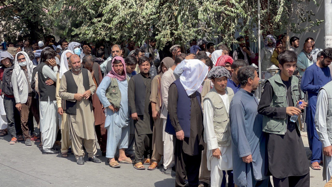 KABUL, Afghanistan - SEPTEMBER 01: Afghans queue outside a bank to withdraw cash after the Taliban takeover in Kabul, Afghanistan September 01, 2021.  (Photo by Aaron Sabowoon/Anadolu Agency via Getty Images)