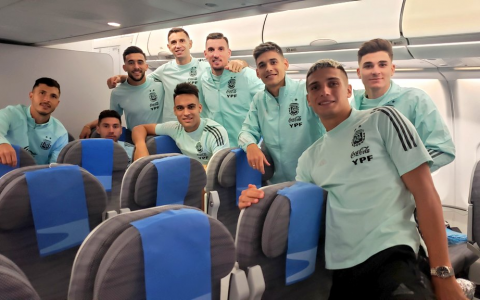 Jogadores da seleção da Argentina embarcaram rumo ao país após prestarem declaração