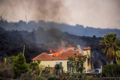 Lava enters a house in El Paraíso this Monday. 