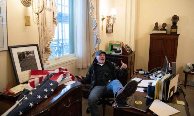 Richard Barnett, 66, was arrested on September (8) for participating in the invasion of the US Capitol in Washington.  Supporters of President Donald Trump are the same man who is seen in the pictures sitting with their feet at a table in the office of US House Speaker Nancy Pelosi Photo: Saul Loeb / AFP