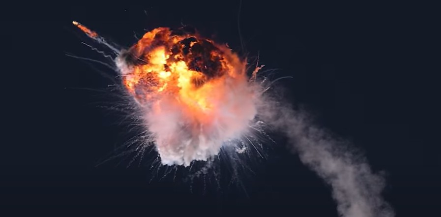 The rocket exploded in mid-air about two and a half minutes after takeoff (Photo: Reproduction/YouTube NASASpaceflight)