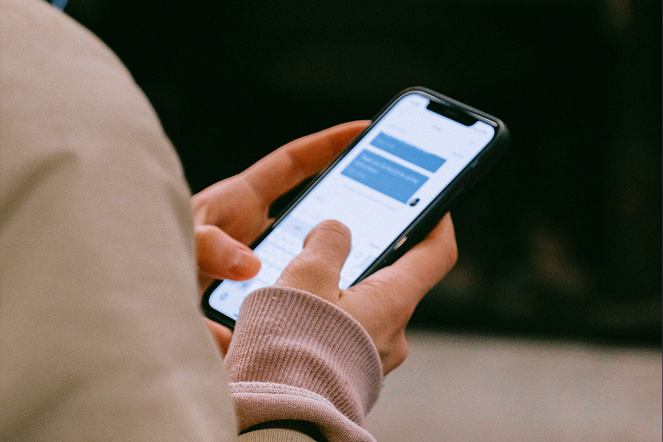 iOS 15 is interfering with the functioning of the iPhone screen, users report.  (Source: Pexels)