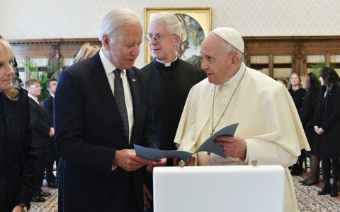 In one meeting, Pope Francis defends that Biden continues to receive communication