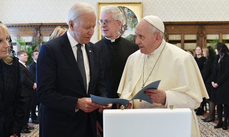 In one meeting, Pope Francis defends that Biden continues to receive communication