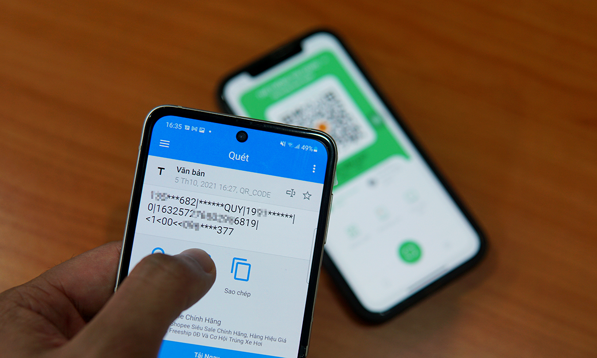 The QR code on PC-Covid can be scanned with the phone camera and can get some information.  In the new version, users can optionally hide this information with the * character.  Photo: Luu Q