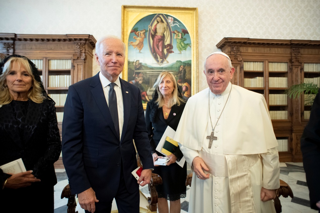 US President Joe Biden and US First Lady Jill Biden during a meeting with Pope Francis at the Vatican this Friday.