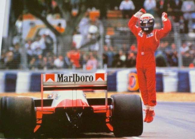 Alain Prost wins bi-championship in a crazy race in Adelaide 