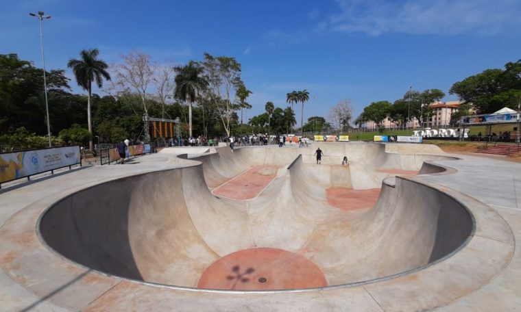 The skate park opens with the appearance of Bob Burnquist in Ribeiro