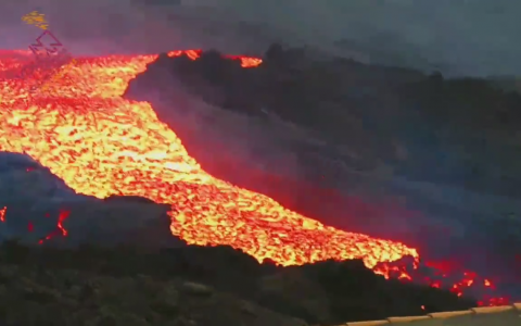Watch a "lava tsunami" being released from the Cambre Vieja volcano
