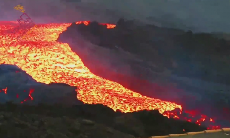 Watch a "lava tsunami" being released from the Cambre Vieja volcano