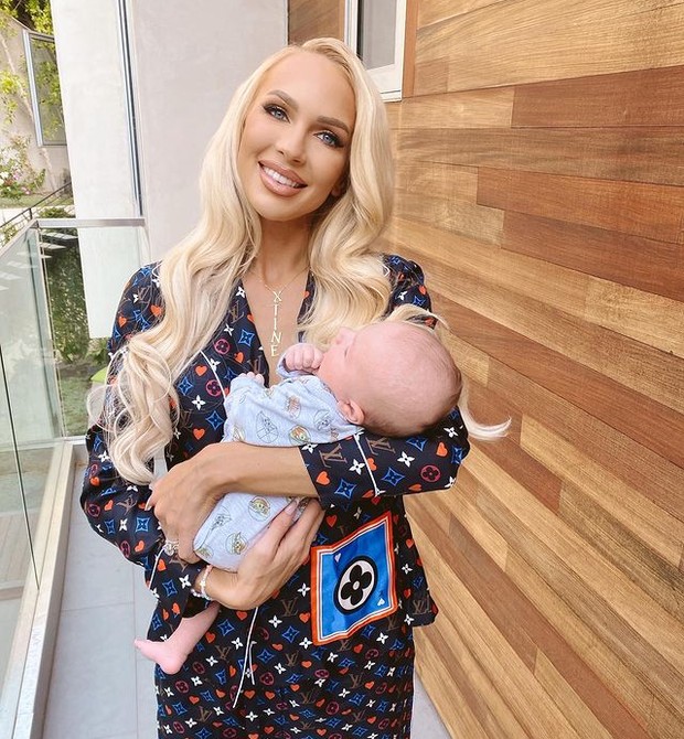 Christine with her baby (Photo: Reproduction / Instagram)