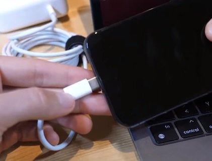 iPhone with USB-C: Engineer could replace Lightning input