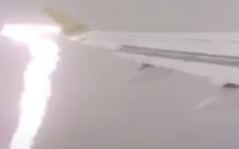 VIDEO: The plane hit by lightning and the passenger caught the moment of collision.  World
