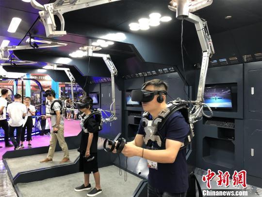 资料图：游客体验VR技术 梁婷 摄