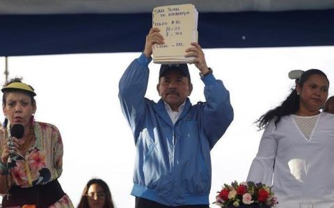 Daniel Ortega (centro) foi eleito com a esposa Rosario Murillo (à esq.) como vice-presidente