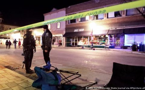 Car strikes Christmas parade and kills 5 in USA