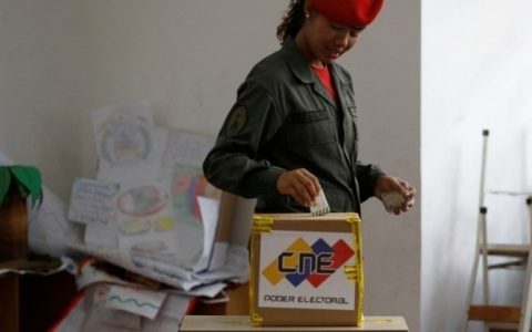 Eleitores venezuelanos vão às urnas para escolher representantes municipais e regionais