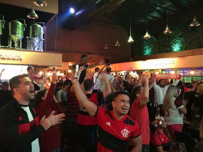 Flamengo fans party in Montevideo to watch the game (Photo: Laszlo Dalfovo/Lancepress)