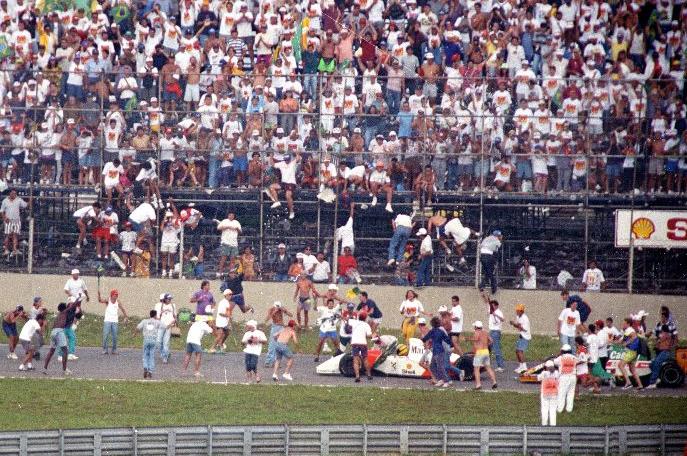 Torcida invade pista de interlagos para festejar vitória de Senna em 1993