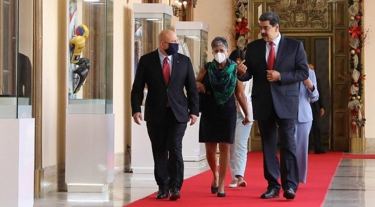 Karim Khan (à esq.) em visita ao presidente venezuelano Nicolás Maduro (à dir.)