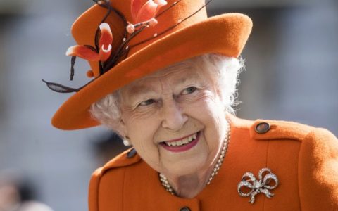 Queen Elizabeth answers her personal phone only when these two people call her (photo + video)