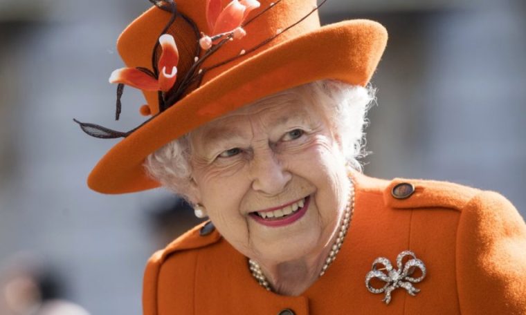 Queen Elizabeth answers her personal phone only when these two people call her (photo + video)