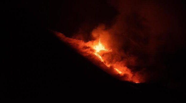 Vulcão Cumbre Vieja voltou a despejar lava na ilha de La Palma, na Espanha