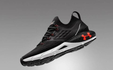 Under Armor, by Valcabras, launched models of sneakers, such as the Phantom 2, with the only chip that connects via Bluetooth to the Map My Run brand application.  The app helps improve walking by notifying the user's headset if the stride frequency and foot-on-the-ground timing are correct.  Photo: Tomas Arthuzzi / Publicity