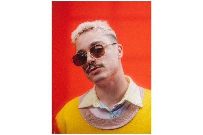 The impressive Cayo Bigodi for the Chili Beans campaign uses a square model with metallic and yellow lenses.  The Euphoria collection brings together the choices of the moment and explores the TikTok beauty.
