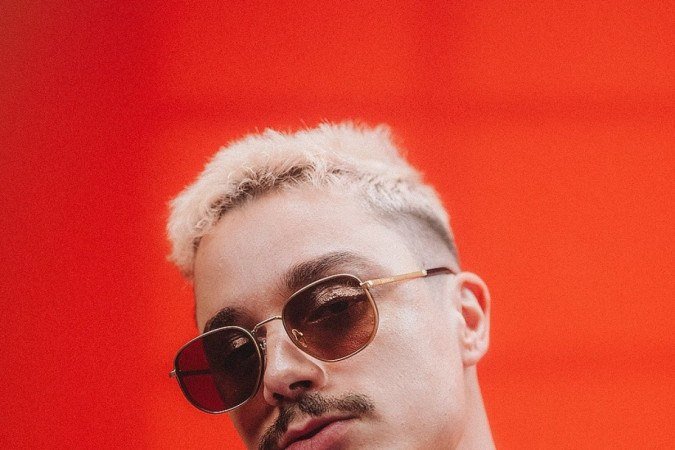 The impressive Cayo Bigodi for the Chili Beans campaign uses a square model with metallic and yellow lenses.  The Euphoria collection brings together the choices of the moment and explores the TikTok beauty.