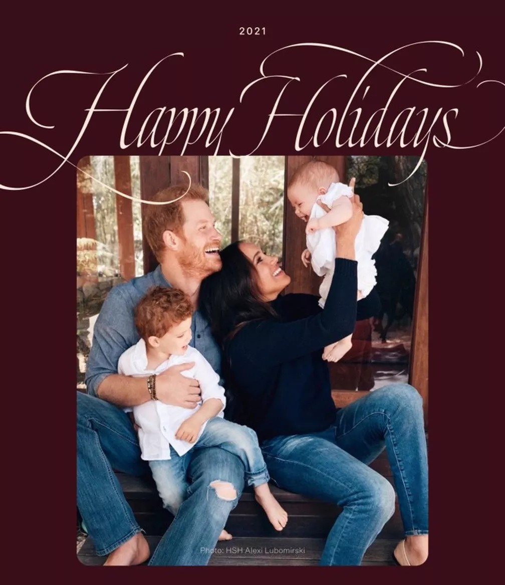 Harry and Meghan's Christmas card with their kids Archie and Lillibet (Photo: Reproduction/Twitter)